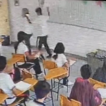 VIDEO Alumno apuñala por la espalda a su maestra en clases